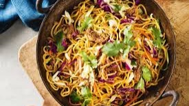 Chow Mein Chow mein (/ˈtʃaÊŠ ˈmeɪn/and /ˈtʃaÊŠ ˈmiËn/, simplified Chinese: ç‚’é¢; traditional Chinese: 炒麵/ç‚...